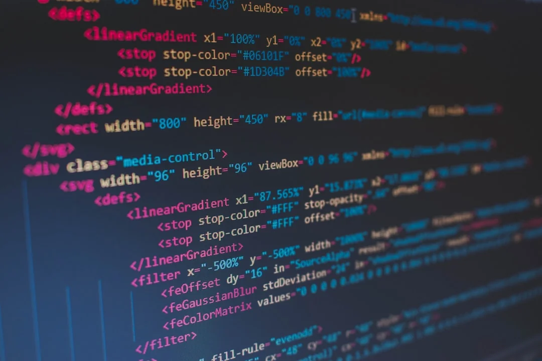 Vue rapprochée d’un ordinateur portable affichant l’interface de connexion Pexels avec un arrière-plan flou, créant une ambiance tech feutrée.
